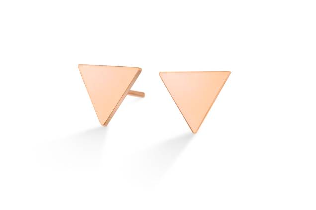 Brincos de ouro rosé. O tom levemente rosado desta peça combina bem com outras joias em tons de prata. Brincos de ouro rosé. O tom levemente rosado desta peça combina bem com outras joias em tons de prata.
