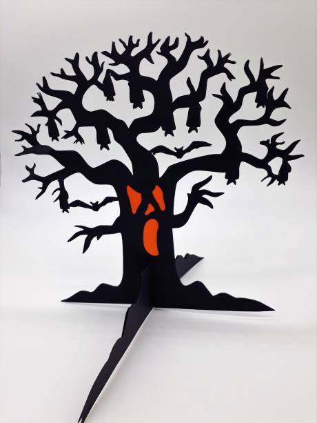 Árvore 2D, de papel. <a href="https://www.elo7.com.br/arvore-2d-halloween/dp/D40B88" target="_blank" rel="noopener">Elo7 (Facilità)</a>, R$ 25