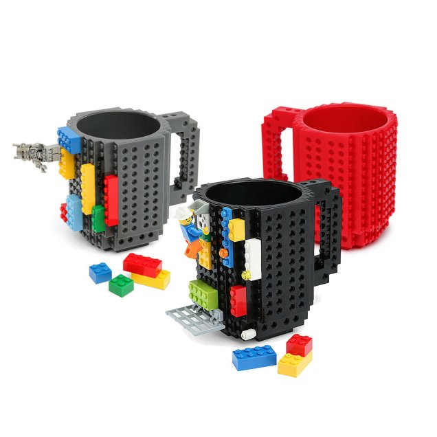 Caneca Lego (350 ml), de plástico, com pecinhas para brincar. <a href="https://produto.mercadolivre.com.br/MLB-1274529002-caneca-tipo-lego-bloquinhos-varias-cores-c-blocos-de-montar-_JM?quantity=1" target="_blank" rel="noopener">Mercado Livre</a>, R$ 59,90 cada