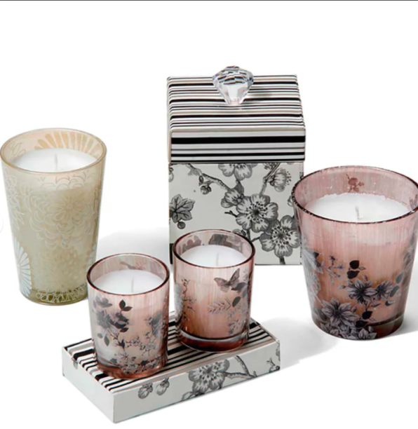 <span style="font-weight:400;">Conjunto de velas Plum Blossom. </span><a href="https://www.tokstok.com.br/vela-perfumada-pote-c-2-smoke-multicor-plum-blossom/p"><span style="font-weight:400;">Tok&Stok,</span></a><span style="font-weight:400;"> R$ 27,50 (com duas)</span>