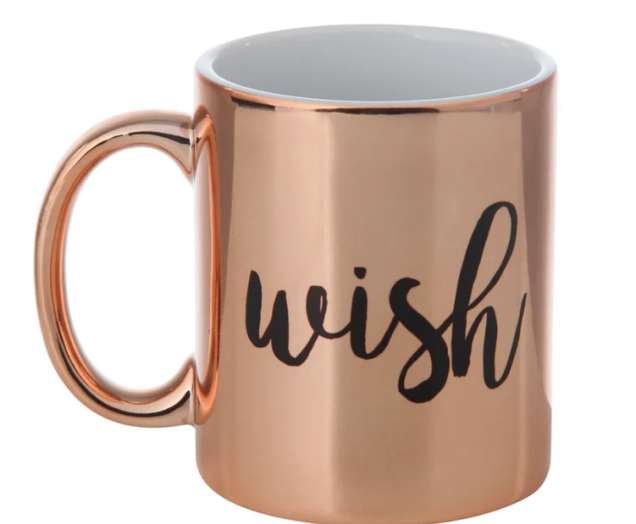 <span style="font-weight:400;">Caneca Wish and Shout, de 300 ml. </span><a href="https://www.tokstok.com.br/wish-caneca-300-ml-cobre-preto-wish-and-shout/p?idsku=342059"><span style="font-weight:400;">Tok&Stok</span></a><span style="font-weight:400;">, R$ 39,90 </span>