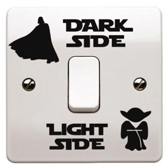 Adesivo Star Wars - Dark Side/Light Side. <a href="https://www.quartogeek.com.br/loja/adesivo-dark-side-ligth-side.html">Quarto Geek</a>, R$ 12,90