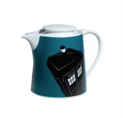Bule de Chá Doctor Who - Tardis. <a href="https://www.lojamundogeek.com.br/cozinha/bule-cha-tardis-doctor-who">Loja Mundo Geek</a>, R$ 109,90