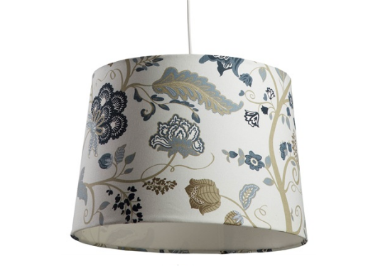 <span style="font-weight:400;">Pendente Cilíndrico para 1 Lâmpada Floral Azul 28cm. </span><a href="https://www.cec.com.br/iluminacao/lustres-e-pendentes/uma-lampada/pendente-cilindrico-para-1-lampada-floral-azul-28cm?produto=1295282"><span style="font-weight:400;">C&C</span></a><span style="font-weight:400;">, R$ 112,90</span>