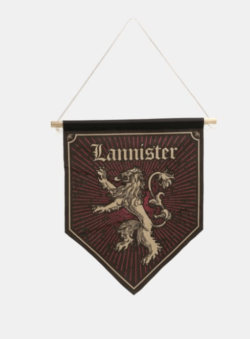 Flâmula Lannister Game of Thrones, de poliéster (32 x 40 cm). <a href="https://www.riachuelo.com.br/flamula-lannister-game-of-thrones-12967670001_sku?src_click=item_page.recs_product_1&id=12967670001">Riachuelo</a>, R$ 39,90