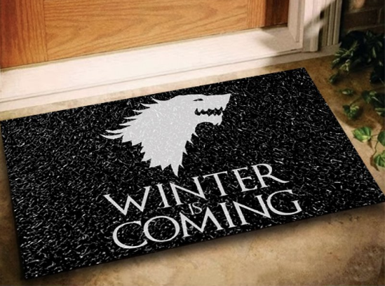 Capacho Geek Game Of Thrones Winter is Coming, de 60 x 40 cm. <a href="https://www.madeiramadeira.com.br/tapete-geek-game-of-thrones-winteris-coming-60x40-preto-1077730.html" target="_blank" rel="noopener">MadeiraMadeira</a>, R$ 59,90