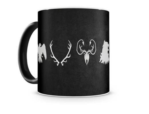 Caneca Mágica Game Of Thrones Casas, de cerâmica, 325 ml. <a href="https://www.americanas.com.br/produto/22566577/caneca-magica-game-of-thrones-casas-iii?DCSext.recom=RR_item_page.rr1-CategorySiloedViewCP&nm_origem=rec_item_page.rr1-CategorySiloedViewCP&nm_ranking_rec=7" target="_blank" rel="noopener">Americanas</a>, R$ 40,90