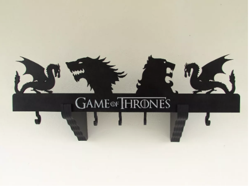 Prateleira/Cabideiro Game Of Thrones, de MDF, nas medidas <span>65 x 20 x 18 cm</span>. <a href="https://produto.mercadolivre.com.br/MLB-1149276079-prateleira-cabideiro-game-of-thrones-got-mdf-_JM?matt_tool=10496100&matt_word&gclid=EAIaIQobChMIyJfIieKi4QIVD1cMCh1DnQLsEAkYDSABEgI96PD_BwE&quantity=1" target="_blank" rel="noopener">Mercado Livre</a>, R$ 159,90 Prateleira/Cabideiro Game Of Thrones, de MDF, nas medidas <span>65 x 20 x 18 cm</span>. <a href="https://produto.mercadolivre.com.br/MLB-1149276079-prateleira-cabideiro-game-of-thrones-got-mdf-_JM?matt_tool=10496100&matt_word&gclid=EAIaIQobChMIyJfIieKi4QIVD1cMCh1DnQLsEAkYDSABEgI96PD_BwE&quantity=1" target="_blank" rel="noopener">Mercado Livre</a>, R$ 159,90