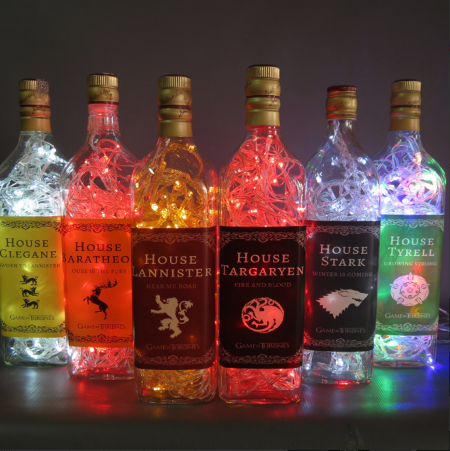 Luminária Game Of Thrones, com LED de 100 lâmpadas. <a href="https://www.elo7.com.br/luminaria-game-of-thrones-targaryen/dp/84E0BF?nav=vip_rp_0_6#dmcl=0&rcp=1&hpa=0&ps2=1&sdps=0&rch=1&hsv=1&pcpe=1&nis=1&ucrq=1&npc=1&supc=1&src=1&df=d&rps=0&srm=1&sew=1&ccil=1&sami=1&sms=0&spc=1&staa=0&smsm=0&usb=0&ses=0&rcpd=1&sei=0&suf=0&sura=0&smps=0&rfn=0&sedk=0&scsa=0&sewb=1&sac=0&uso=m&smc=1&sum=0&sep=0&cpr=0&secpl=1&inp=0&sed=1" target="_blank" rel="noopener">Elo7</a>, R$ 76,09 Luminária Game Of Thrones, com LED de 100 lâmpadas. <a href="https://www.elo7.com.br/luminaria-game-of-thrones-targaryen/dp/84E0BF?nav=vip_rp_0_6#dmcl=0&rcp=1&hpa=0&ps2=1&sdps=0&rch=1&hsv=1&pcpe=1&nis=1&ucrq=1&npc=1&supc=1&src=1&df=d&rps=0&srm=1&sew=1&ccil=1&sami=1&sms=0&spc=1&staa=0&smsm=0&usb=0&ses=0&rcpd=1&sei=0&suf=0&sura=0&smps=0&rfn=0&sedk=0&scsa=0&sewb=1&sac=0&uso=m&smc=1&sum=0&sep=0&cpr=0&secpl=1&inp=0&sed=1" target="_blank" rel="noopener">Elo7</a>, R$ 76,09
