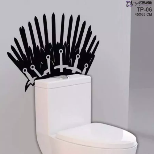 Adesivo vinílico Banheiro Acoplada Game Of Thrones. <a href="https://produto.mercadolivre.com.br/MLB-879507194-adesivo-parede-decorativo-banheiro-acoplada-game-of-thrones-_JM?matt_tool=68624989&matt_word&gclid=EAIaIQobChMIoNew5eSi4QIVUYGRCh2j3wcVEAkYCSABEgLfUvD_BwE&quantity=1" target="_blank" rel="noopener">Mercado Livre</a>, R$ 29,90