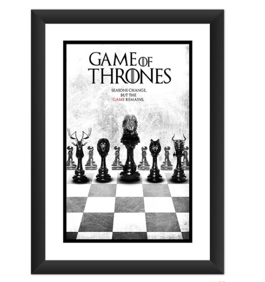 Quadro Game of Thrones Poster Xadrez, com moldura de madeira laqueada, de 35 x 45 cm. <a href="https://www.elo7.com.br/quadro-game-of-thrones-poster-xadrez-got/dp/9F5291?pp=13&pn=1&nav=sts_ps_sr_1_13&qrid=jfa7OIC99ISo#dmcl=0&rcp=1&hpa=0&ps2=1&sdps=0&rch=1&hsv=1&pcpe=1&nis=1&ucrq=1&npc=1&supc=1&src=1&df=d&rps=0&srm=1&sew=1&ccil=1&sami=1&sms=0&spc=1&staa=0&smsm=0&usb=0&ses=0&rcpd=1&sei=0&suf=0&sura=0&smps=0&rfn=0&sedk=0&scsa=0&sewb=1&sac=0&uso=o&smc=1&sum=0&sep=0&cpr=0&secpl=1&inp=0&sed=1" target="_blank" rel="noopener">Elo7</a>, R$ 89,90