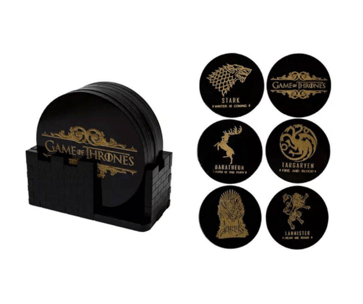 Porta-copos Game Of Thrones, de MDF, com 10 cm cada. <a href="https://www.shoptime.com.br/produto/45008332/porta-copos-game-of-throne-6-pecas?WT.srch=1&acc=a76c8289649a0bef0524c56c85e71570&epar=bp_pl_00_go_pla_ud_geral_3p&gclid=EAIaIQobChMI3taevLDI4QIVkoWRCh2rPAalEAkYAyABEgKlR_D_BwE&i=5965a304eec3dfb1f8912d0b&o=5bd08820ebb19ac62ccf2a47&opn=GOOGLEXML&sellerId=13593242000188" target="_blank" rel="noopener">ShopTime</a>, R$ 69,25 kit com seis