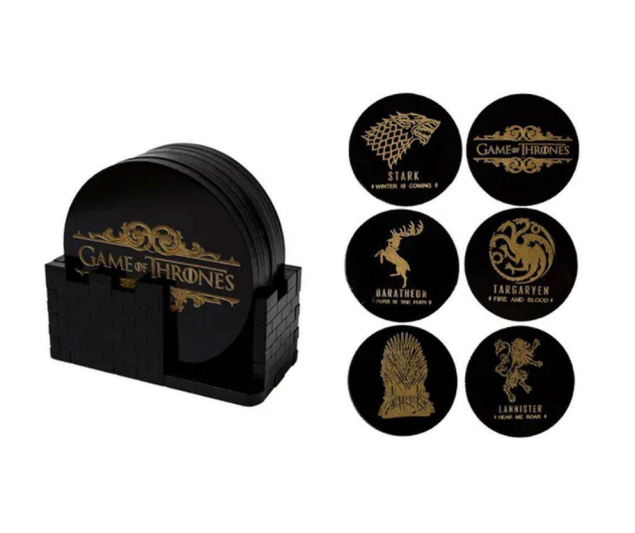 Porta-copos Game Of Thrones, de MDF, com 10 cm cada. <a href="https://www.shoptime.com.br/produto/45008332/porta-copos-game-of-throne-6-pecas?WT.srch=1&acc=a76c8289649a0bef0524c56c85e71570&epar=bp_pl_00_go_pla_ud_geral_3p&gclid=EAIaIQobChMI3taevLDI4QIVkoWRCh2rPAalEAkYAyABEgKlR_D_BwE&i=5965a304eec3dfb1f8912d0b&o=5bd08820ebb19ac62ccf2a47&opn=GOOGLEXML&sellerId=13593242000188" target="_blank" rel="noopener">ShopTime</a>, R$ 69,25 kit com seis Porta-copos Game Of Thrones, de MDF, com 10 cm cada. <a href="https://www.shoptime.com.br/produto/45008332/porta-copos-game-of-throne-6-pecas?WT.srch=1&acc=a76c8289649a0bef0524c56c85e71570&epar=bp_pl_00_go_pla_ud_geral_3p&gclid=EAIaIQobChMI3taevLDI4QIVkoWRCh2rPAalEAkYAyABEgKlR_D_BwE&i=5965a304eec3dfb1f8912d0b&o=5bd08820ebb19ac62ccf2a47&opn=GOOGLEXML&sellerId=13593242000188" target="_blank" rel="noopener">ShopTime</a>, R$ 69,25 kit com seis