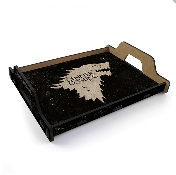 Bandeja Game of Thrones Dinner is Coming, de MDF com impressão digital. Mede 36 x 28 x 8 cm. <a href="https://www.artgeek.com.br/cozinha/bandeja-game-of-throne-dinner-is-coming/2400" target="_blank" rel="noopener">Artgeeek</a>, R$ 72,25 Bandeja Game of Thrones Dinner is Coming, de MDF com impressão digital. Mede 36 x 28 x 8 cm. <a href="https://www.artgeek.com.br/cozinha/bandeja-game-of-throne-dinner-is-coming/2400" target="_blank" rel="noopener">Artgeeek</a>, R$ 72,25