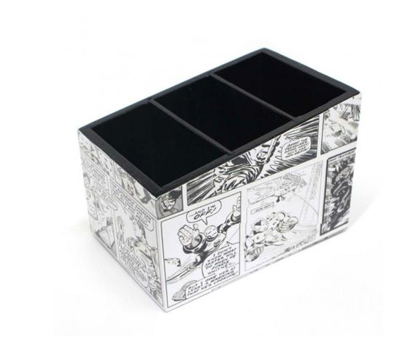 <span>Porta-treco Objetos Marvel Preto e Branco Quadrinhos, de madeira, mede 9 x 9 x 13,5 cm. <a href="https://www.magazineluiza.com.br/porta-treco-objetos-marvel-preto-e-branco-quadrinhos-zona-criativa/p/fj8jhjk9b2/ud/odec/?&utm_source=google&partner_id=23683&seller_id=presentesuper&product_group_id=365259877437&ad_group_id=48543697675&aw_viq=pla&gclid=EAIaIQobChMI-9y0jbjm4QIVxwiRCh1utQnNEAkYBSABEgJ16_D_BwE" target="_blank" rel="noopener">Magazine Luiza</a>, R$ 29,90 </span>