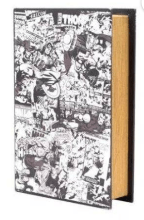 Cofre Livro Marvel, de plástico, no tamanho 6 x 19 x 29 cm. <a href="https://www.submarino.com.br/produto/47196592/cofre-livro-marvel-pb?WT.srch=1&acc=d47a04c6f99456bc289220d5d0ff208d&cor=%C3%9Anica&epar=bp_pl_00_go_g35198&gclid=EAIaIQobChMIg-yij7jm4QIVUwmRCh2s7AB7EAkYBCABEgKns_D_BwE&i=5be122b1eec3dfb1f8f9924a&o=5bf32e16ebb19ac62ced02c6&opn=XMLGOOGLE&sellerId=26148415000362&tamanho=11.0" target="_blank" rel="noopener">Submarino</a>, R$ 48,45