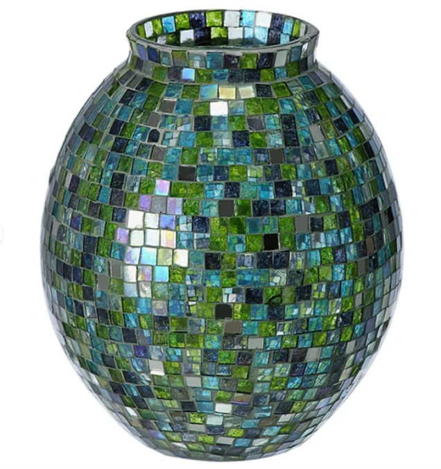 Vaso Minisaic, confeccionado em vidro, 19 cm. <a href="https://www.tokstok.com.br/vaso-19-cm-verde-multicor-minisaic/p" target="_blank" rel="noopener">Tok&Stok</a>, R$ 95,50