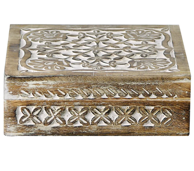 Caixa Parceme, de madeira maciça, nas medidas 26 x 16 x 9 cm.<a href="https://www.tokstok.com.br/caixa-26-cm-x-16-cm-x-9-cm-branco-provence-parceme/p" target="_blank" rel="noopener"> Tok&Stok</a>, R$ 85,90 Caixa Parceme, de madeira maciça, nas medidas 26 x 16 x 9 cm.<a href="https://www.tokstok.com.br/caixa-26-cm-x-16-cm-x-9-cm-branco-provence-parceme/p" target="_blank" rel="noopener"> Tok&Stok</a>, R$ 85,90