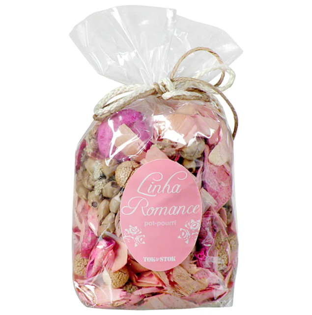 Pout-pourri Romance, com <span>folhas secas, sementes e essência floral. <a href="https://www.tokstok.com.br/pot-pourri-bag-rosa-romance/p" target="_blank" rel="noopener">Tok&Stok</a>, R$ 62,90</span> Pout-pourri Romance, com <span>folhas secas, sementes e essência floral. <a href="https://www.tokstok.com.br/pot-pourri-bag-rosa-romance/p" target="_blank" rel="noopener">Tok&Stok</a>, R$ 62,90</span>