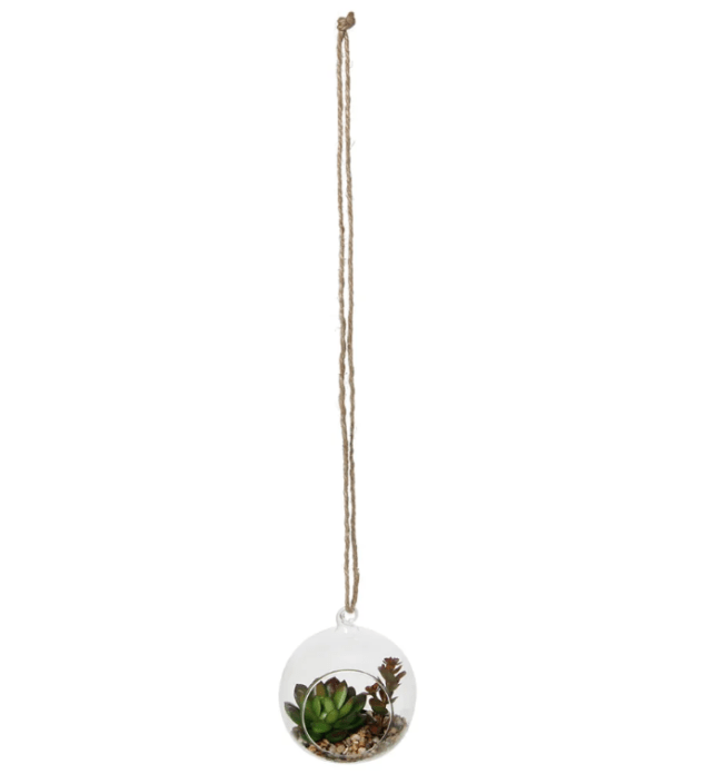 Arranjo Babilônia Suculenta, de vidro com alça de juta. <a href="https://www.tokstok.com.br/babilonia-suculenta-2vrd-multicolor-incolor-arranjo/p" target="_blank" rel="noopener">Tok&Stok</a>, R$ 39,90 Arranjo Babilônia Suculenta, de vidro com alça de juta. <a href="https://www.tokstok.com.br/babilonia-suculenta-2vrd-multicolor-incolor-arranjo/p" target="_blank" rel="noopener">Tok&Stok</a>, R$ 39,90