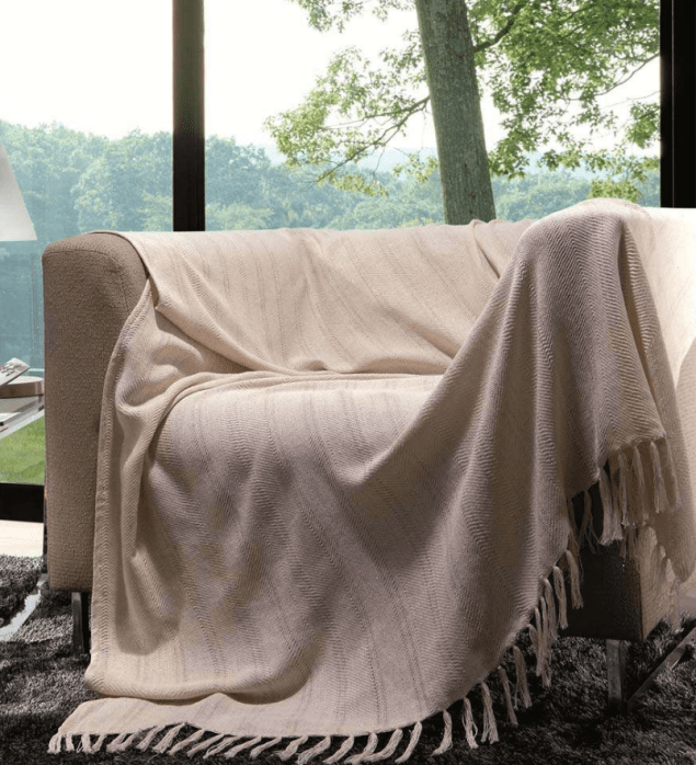 Manta para Sofá Brillance, de algodão, nas medidas 1,5 x 2 m. <a href="https://www.mobly.com.br/manta-para-sofa-brillance-150x200-natural-2459-136704.html" target="_blank" rel="noopener">Mobly</a>, R$ 85,49 Manta para Sofá Brillance, de algodão, nas medidas 1,5 x 2 m. <a href="https://www.mobly.com.br/manta-para-sofa-brillance-150x200-natural-2459-136704.html" target="_blank" rel="noopener">Mobly</a>, R$ 85,49