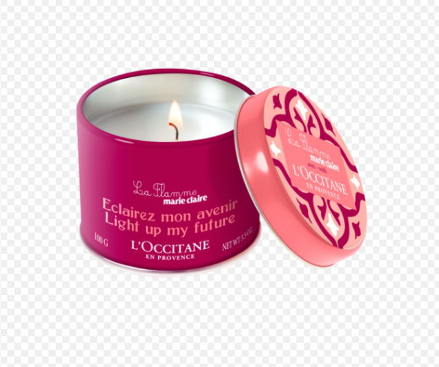 Vela perfumada La Flamme, com essência floral. <a href="https://br.loccitane.com/vela-perfumada-la-flamme-marie-claire,43,2,4577,1213121.htm?gclid=EAIaIQobChMI68KA4Kr14QIVxEsNCh0DTQRHEAkYAyABEgK-9fD_BwE">L'Occitane</a>, R$ 40