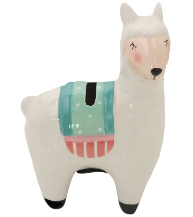 Cofre Cê Ama Lhama, de cerâmica, com 14 cm de altura. <a href="https://www.tokstok.com.br/cofre-14-cm-branco-menta-ce-ama-lhama-/p?idsku=355923&gclid=EAIaIQobChMIksj-y_f34QIVygSRCh2GiQSaEAkYCSABEgISnvD_BwE">Tok&Stok</a>, R$ 39,90 Cofre Cê Ama Lhama, de cerâmica, com 14 cm de altura. <a href="https://www.tokstok.com.br/cofre-14-cm-branco-menta-ce-ama-lhama-/p?idsku=355923&gclid=EAIaIQobChMIksj-y_f34QIVygSRCh2GiQSaEAkYCSABEgISnvD_BwE">Tok&Stok</a>, R$ 39,90