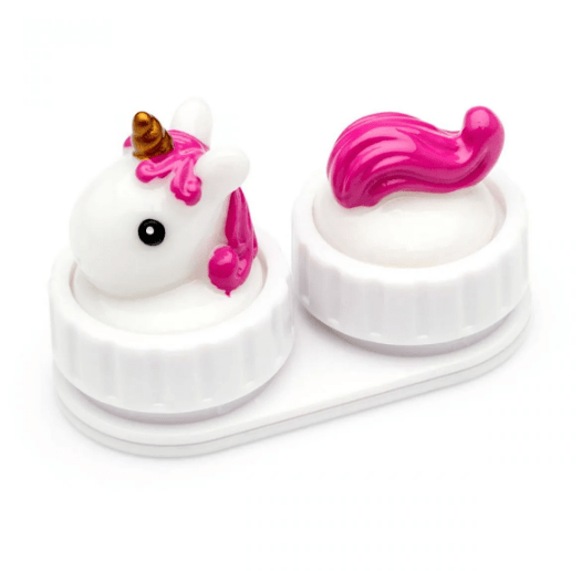 Unicórnio porta lentes de contato, feito de plástico, nas medidas 4 x 6,5 cm.<a href="https://loja.imaginarium.com.br/porta-lentes-de-contato-unicornio/p" target="_blank" rel="noopener"> Imaginarium</a>, R$ 29,90 Unicórnio porta lentes de contato, feito de plástico, nas medidas 4 x 6,5 cm.<a href="https://loja.imaginarium.com.br/porta-lentes-de-contato-unicornio/p" target="_blank" rel="noopener"> Imaginarium</a>, R$ 29,90