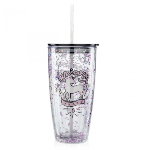 Copo com canudo e glitter, de plástico, com capacidade para 700 ml. <a href="https://loja.imaginarium.com.br/copo-com-canudo-e-glitter-unicornio/p" target="_blank" rel="noopener">Imaginarium</a>, R$ 79,90 Copo com canudo e glitter, de plástico, com capacidade para 700 ml. <a href="https://loja.imaginarium.com.br/copo-com-canudo-e-glitter-unicornio/p" target="_blank" rel="noopener">Imaginarium</a>, R$ 79,90