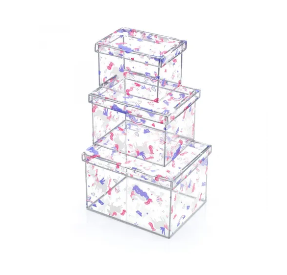 Três caixas organizadoras de plástico, nas medidas <span>15 x 15 x 12,5 cm; 13 x 13 x 10 cm e 10 x 10 x 9 cm. <a href="https://www.ludi.com.br/caixas-unicornio/p" target="_blank" rel="noopener">Ludi</a>, R$ 89,90 </span>