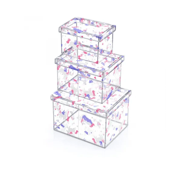 Três caixas organizadoras de plástico, nas medidas <span>15 x 15 x 12,5 cm; 13 x 13 x 10 cm e 10 x 10 x 9 cm. <a href="https://www.ludi.com.br/caixas-unicornio/p" target="_blank" rel="noopener">Ludi</a>, R$ 89,90 </span> Três caixas organizadoras de plástico, nas medidas <span>15 x 15 x 12,5 cm; 13 x 13 x 10 cm e 10 x 10 x 9 cm. <a href="https://www.ludi.com.br/caixas-unicornio/p" target="_blank" rel="noopener">Ludi</a>, R$ 89,90 </span>
