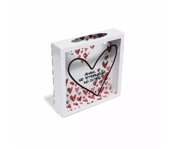 Quadro porta recordações, feito em chapa de aço e vidro, nas medidas 23,3 x 5,3 x 23,3 cm. <a href="https://produto.mercadolivre.com.br/MLB-790868238-quadro-porta-recordacoes-namorados-presente-amor-criativo-_JM?matt_tool=10496100&matt_word&gclid=EAIaIQobChMIhqGJp-jN4gIVDgmRCh1b6QElEAkYAiABEgKL5_D_BwE&quantity=1">Mercado Livre</a>, R$ 85,50