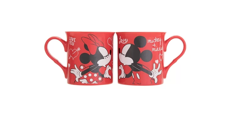 Jogo de Canecas Mickey e Minnie - I Love You, de porcelana, com capacidade para 325 ml. <a href="https://www.camicado.com.br/p/jogo-de-canecas-i-love-you-2-pecas-325ml-home-style/-/A-000000000000045466-br.lc?sku=000000000000045466">Camicado</a>, R$ 69,90