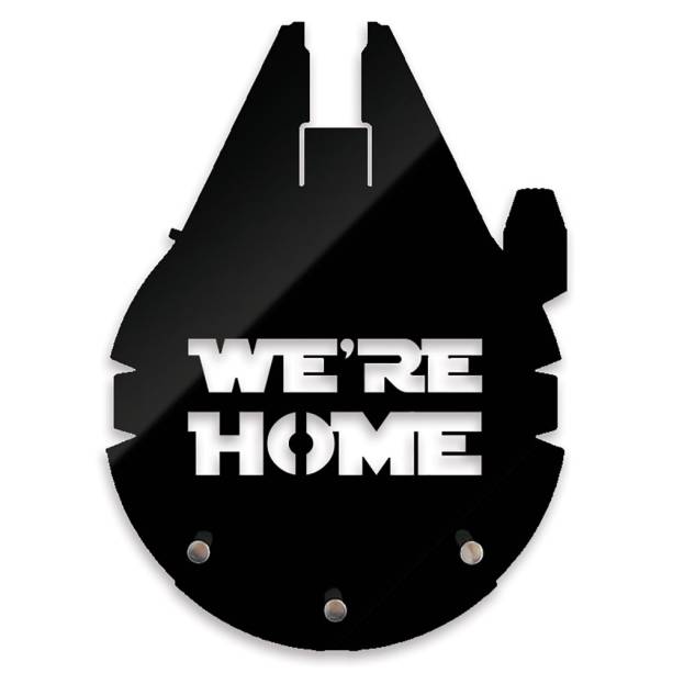 Porta-chave We´re Home, de acrílico com três ganchos em metal, de 12x 16 cm. <a href="https://nerdstore.com.br/produto/porta-chaves-were-home/" target="_blank" rel="noopener">Nerd Store</a>, R$ 34,90