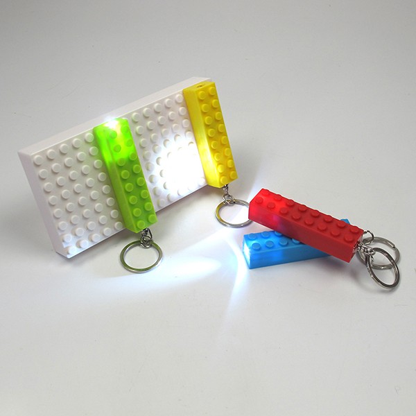 Porta-chaves Lego com LED, de plástico, com base branca e quatro chaveiros coloridos com luz. <a href="https://www.carrodemola.com.br/organizacao/parede/porta-chaves/porta-chaves-lego-led-98785.html" target="_blank" rel="noopener">Carro de Mola</a>, R$ 81,95