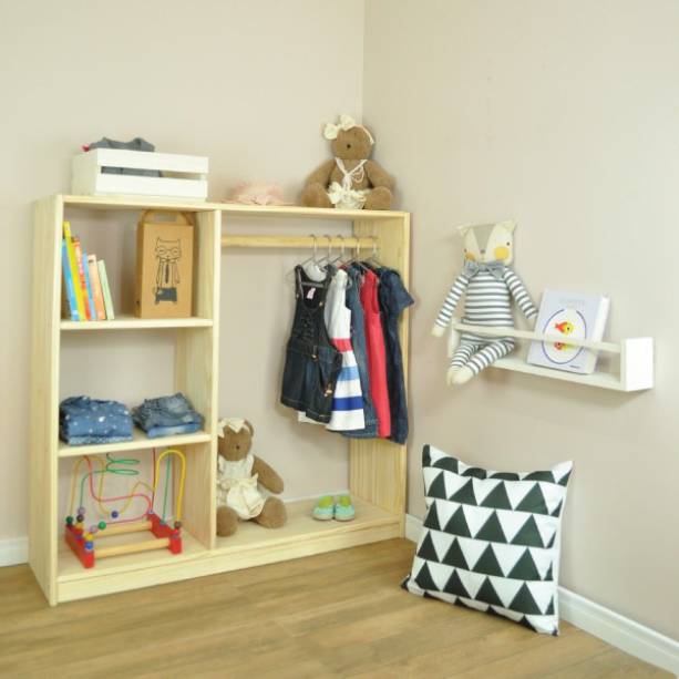 Closet Infantil, nas medidas <span>1,05 x 1 x 0,30 m. </span><a href="https://www.tadah.com.br/crianca/closet-montessori.html" target="_blank" rel="noopener">Tadah</a>, de R$ 379,90