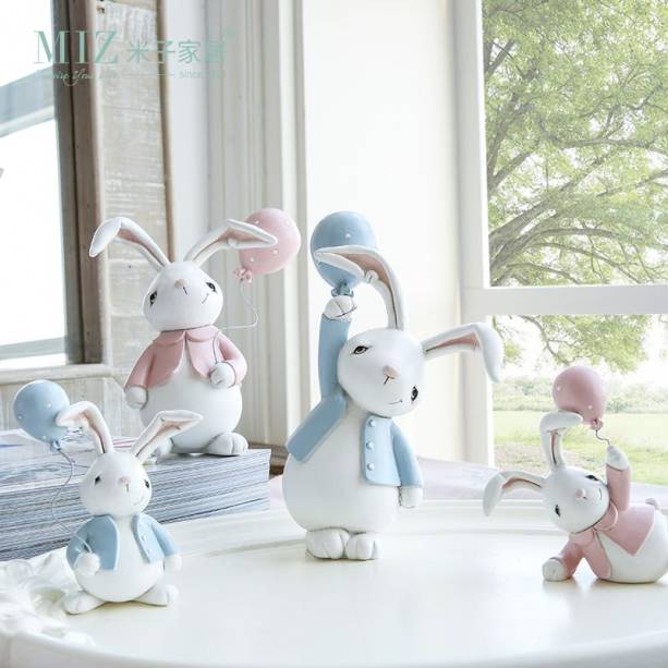 Par de Coelhos Decorativos de resina (10 cm de altura). <a href="https://www.floridaoutlet.com.br/products/par-de-coelho-decorativo?variant=3844629069847&gclid=EAIaIQobChMI9_OGiIHB4QIVTgmRCh2pvQscEAYYAiABEgIM2vD_BwE#" target="_blank" rel="noopener">Florida Outlet</a>, R$ 87,90