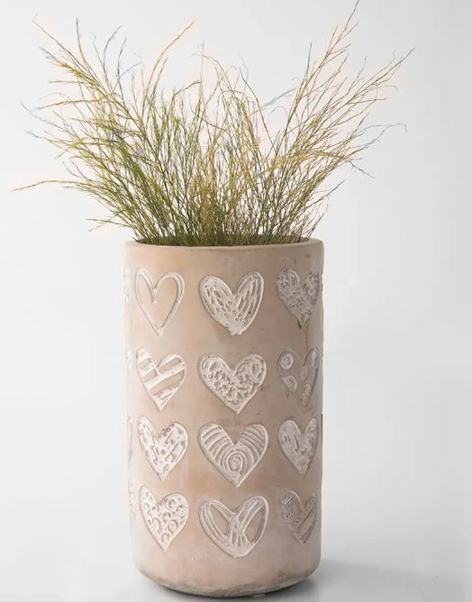 Vaso de concreto Big Hearts, de 12,5 x 21 cm. <a href="https://www.collector55.com.br/vaso-de-concreto-big-hearts/p" target="_blank" rel="noopener">Collector</a>, R$ 41,40