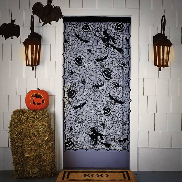 Cortina de renda estampada. <a href="https://www.banggood.com/pt/Halloween-Lace-Window-Door-Curtains-Witch-Pumpkins-Bats-Cloth-Haunted-House-Decor-p-1342883.html?cur_warehouse=CN" target="_blank" rel="noopener">Banggood</a>, R$ 42,29