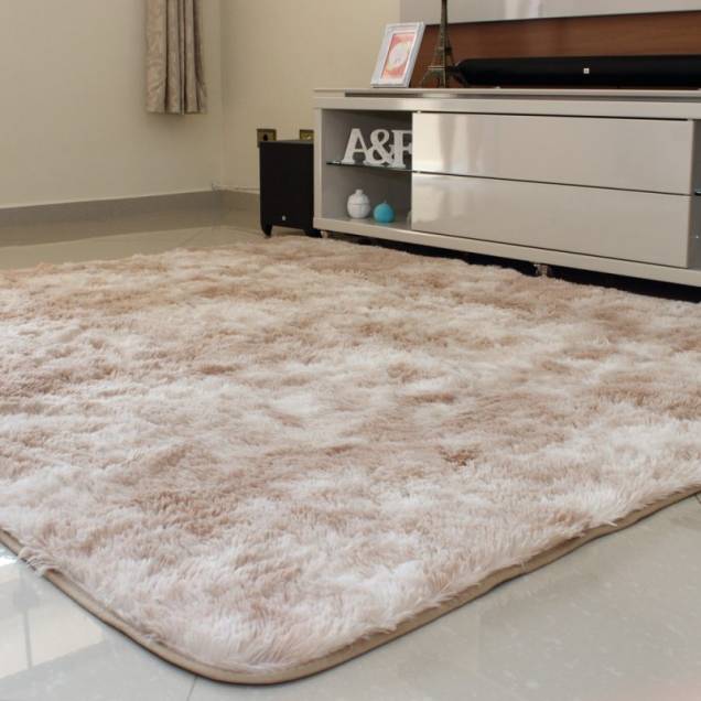 Tapete Bege Mesclado, da Costa Oro, de poliéster, 2,40 x 2 m. <a href="https://www.madeiramadeira.com.br/tapete-felpudo-bege-mesclado-2-00mx2-40m-pelo-alto-costa-oro-1009802.html" target="_blank" rel="noopener">MadeiraMadeira</a>, R$ 194,65 Tapete Bege Mesclado, da Costa Oro, de poliéster, 2,40 x 2 m. <a href="https://www.madeiramadeira.com.br/tapete-felpudo-bege-mesclado-2-00mx2-40m-pelo-alto-costa-oro-1009802.html" target="_blank" rel="noopener">MadeiraMadeira</a>, R$ 194,65