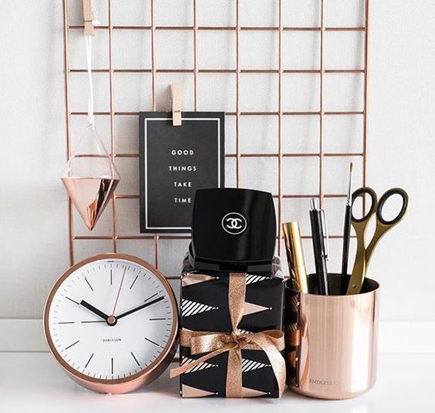 Memory board de aramado nas medidas 60x64 cm. <a href="https://www.shoptime.com.br/produto/46747325/memory-board-rose-gold-60x64?pfm_carac=rose%20gold&pfm_index=3&pfm_page=search&pfm_pos=grid&pfm_type=search_page%20" target="_blank" rel="noopener">Shoptime</a>, R$ 36