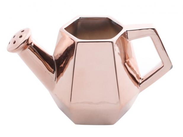 Vaso decorativo em cerâmica com 11 cm de altura. <a href="https://www.magazineluiza.com.br/vaso-decorativo-redondo-rose-gold-11cm-de-altura-prestige-regador/p/220462600/cj/cjvs/" target="_blank" rel="noopener">Submarino,</a> R$ 41,90