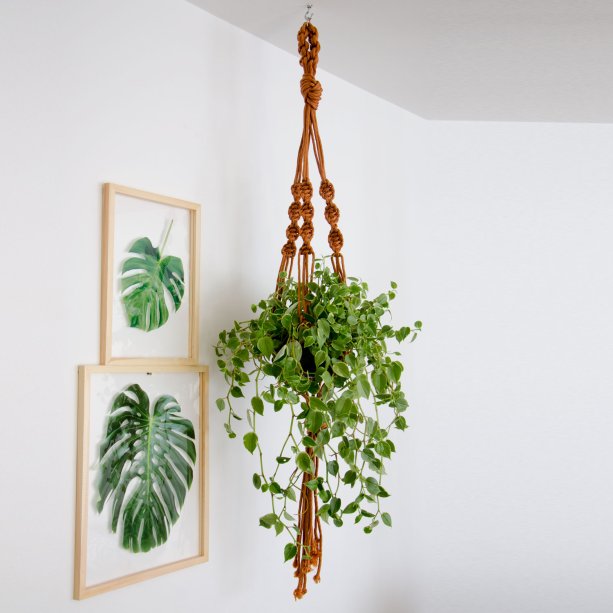 O pendurador tem 1,50 m de altura e é feito com material reciclado. <a href="https://www.designmania.com.br/casa-e-decoracao/casa-e-decoracao-filho/pendurador-de-planta/pendurador-macrame-espiral-cobre/p/5692" target="_blank" rel="noopener">Design Mania</a>, R$ 79