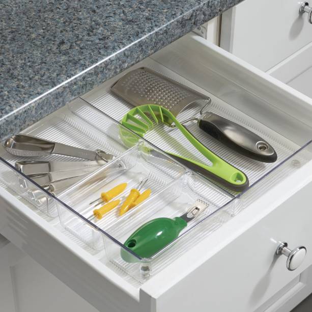 Divisórias para utensílios. Vale R$ 99,90 na <a href="https://www.dmix.com.br/organizador_drawer_organizer_com_4_divisoes_ref56530/prod-5258724/" target="_blank" rel="noopener">Dmix</a>.