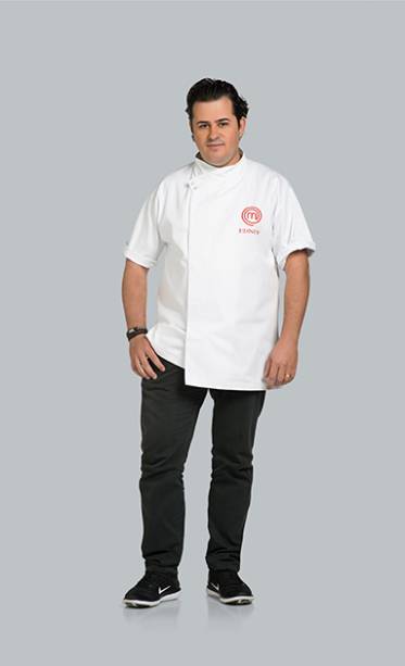 Edney Moreira é mineiro e começou sua carreira na cozinha lavando pratos. Hoje seu sonho é ir estudar no exterior e ter o próprio restaurante. Edney Moreira é mineiro e começou sua carreira na cozinha lavando pratos. Hoje seu sonho é ir estudar no exterior e ter o próprio restaurante.