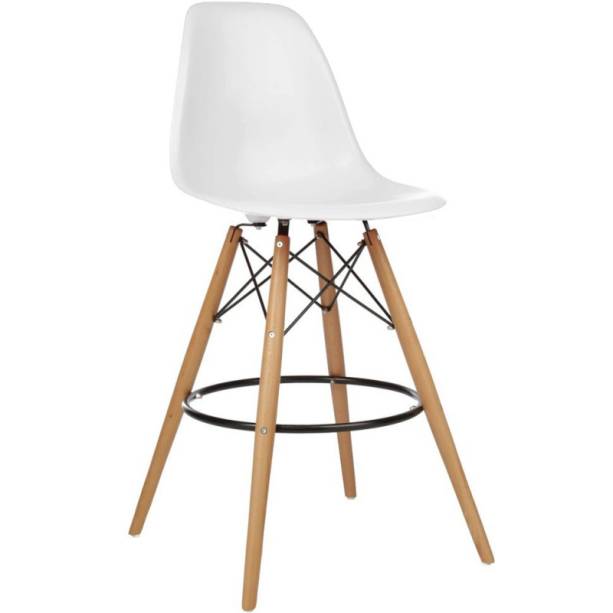 Banqueta alta Eiffel Eames, de madeira com assento de polipropileno (71 cm de altura). <a href="https://www.americanas.com.br/produto/107854641/banqueta-alta-eiffel-eames-branca-base-madeira?WT.srch=1&acc=e789ea56094489dffd798f86ff51c7a9&epar=bp_pl_00_go_mv_todas_geral_gmv&gclid=EAIaIQobChMInqjlyOzQ5QIVxYCRCh25igpuEAQYAyABEgI4-fD_BwE&i=5b52a2a5eec3dfb1f8f93998&o=5d4ad6d56c28a3cb505912cf&opn=YSMESP&sellerId=28208331000130&sellerid=28208331000130&wt.srch=1" target="_blank" rel="noopener">Americanas.com</a>, R$ 188,10