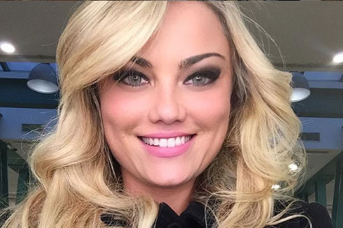 Ellen Roche revelou ter os pés atacados por assediador em salão de beleza