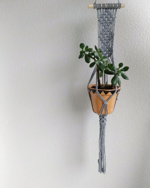 O suporte em cinza tem 85 cm de altura e varetinha de madeira de 15 cm. <a href="https://www.elo7.com.br/suporte-para-plantas-em-macrame-mod-07/dp/B79F4F?pp=19&pn=1&nav=sch_pd_sr_1_19&qrid=C0zvoRVWbkZu#dmcl=0&dsab=0&hpa=0&pso=up&ps2=1&mcmp=0&hsv=1&pcpe=1&nis=0&ucrq=1&npc=0&supc=1&smk=0&df=d&rps=0&uct=0&srm=0&ssl=0&sew=1&ccil=0&sms=0&spc=1&staa=0&smsm=0&usb=0&ses=1&sei=1&suf=0&smps=0&rfn=0&sedk=0&sewb=1&sac=0&uso=m&smc=1&hsn=0&dccs=0&sum=0&sep=1&cpr=0&secpl=0&col=d&dclc=1&inp=0&sed=1" target="_blank" rel="noopener">Elo 7 (Hera)</a>, R$ 35