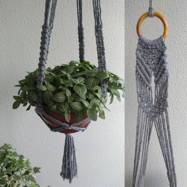 O suporte cinza tem 1 m de altura e argola de madeira. <a href="https://www.elo7.com.br/suporte-para-plantas-em-macrame-cinza-mod-04/dp/AEBA34?elo7_source=google_shop&elo7_medium=cpc&elo7_campaign=Shopping-google_shop-cpc-Shopping-Casa_e_Decor_Categorizadas&elo7_content=Decor&gclid=EAIaIQobChMIwP2Jitik3gIVBQyRCh24KAEuEAkYByABEgIKkfD_BwE" target="_blank" rel="noopener">Elo 7 (Hera)</a>, R$ 35