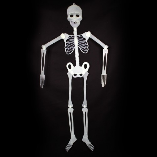 Esqueleto que brilha no escuro para pendurar, de plástico, medidas 17 x 88 cm. <a href="https://www.namegafestas.com.br/enfeite-esqueleto-gigante-brilha-no-escuro.html" target="_blank" rel="noopener">NaMega Festas</a>, R$ 13,90